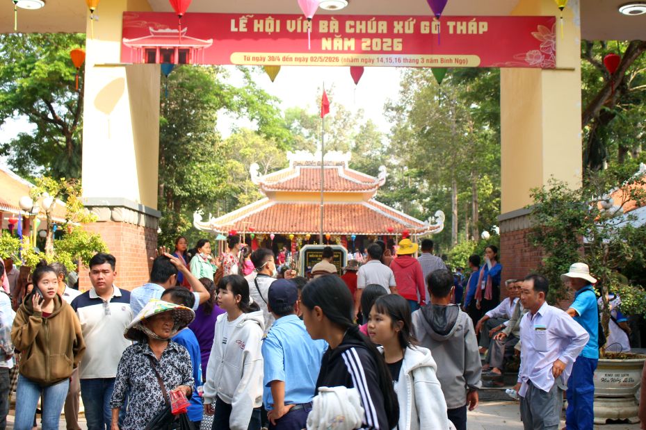 Dòng người từ nhiều địa phương trong và ngoài tỉnh đến với Lễ hội Vía Bà Chúa Xứ Gò Tháp năm 2026. Ảnh: Thanh Mai