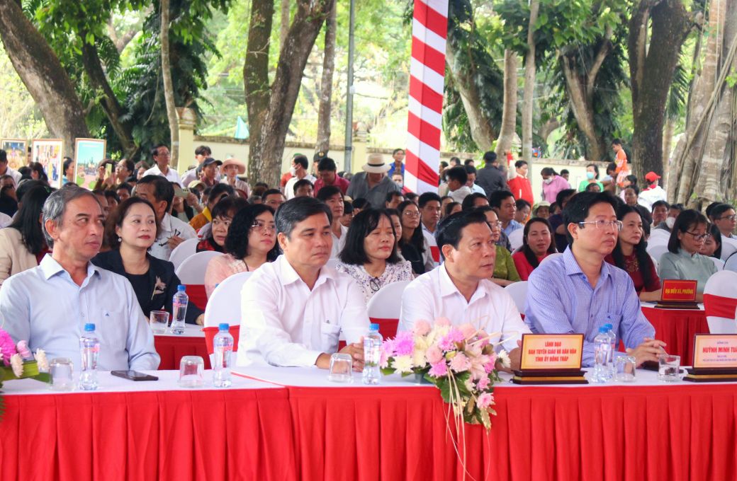 Lãnh đạo tỉnh và các ban ngành tại lễ khai mạc lễ hội. Ảnh: Thanh Mai