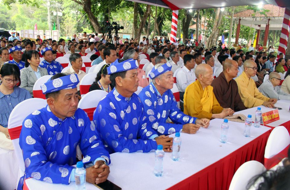 Đại biểu là nhân sĩ, trí thức, tôn giáo dự lễ khai mạc Lễ hội Vía Bà Chúa Xứ Gò Tháp. Ảnh: Thanh Mai