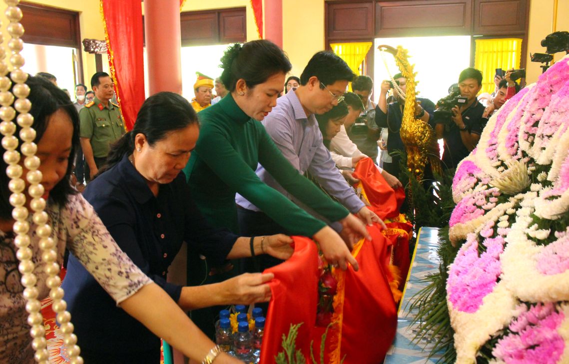 Đại diện lãnh đạo tỉnh, địa phương thực hiện nghi thức dâng phẩm vật lên lễ hội. Ảnh: Thanh Mai