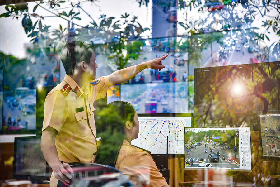 Trung tâm điều khiển giao thông Hà Nội luôn sáng đèn, bảo đảm giao thông được thông suốt. Ảnh: Tiến Ngô