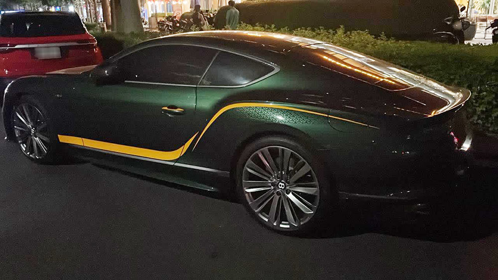 The new generation Bentley Continental GT is personalized with a green exterior and striking yellow accents. Photo: Dang Khoa