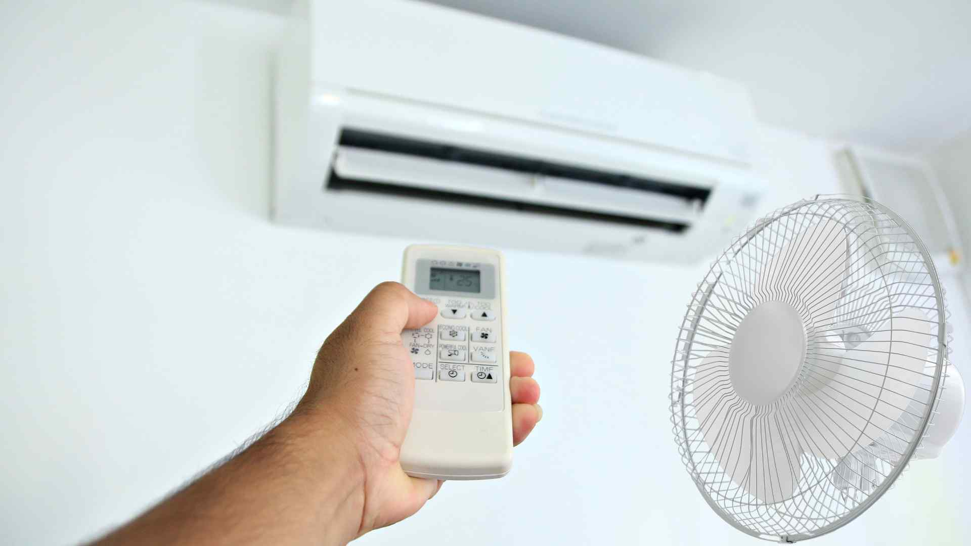 Fans do not reduce room temperature like air conditioners but only help circulate air. Graphic photo: Huong Son