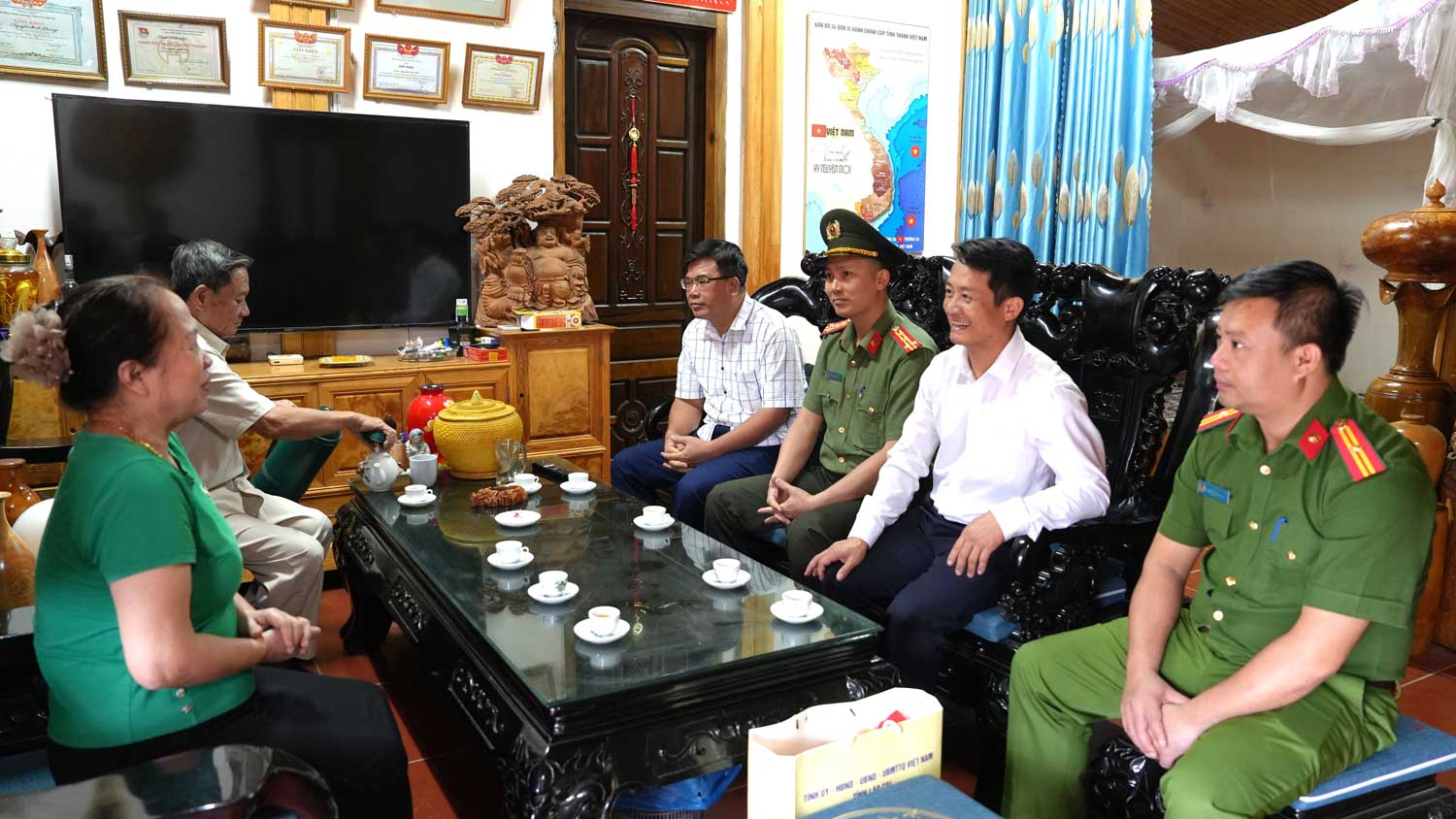 Đoàn công tác ân cần thăm hỏi gia đình chính sách. Ảnh: Thiên Bình