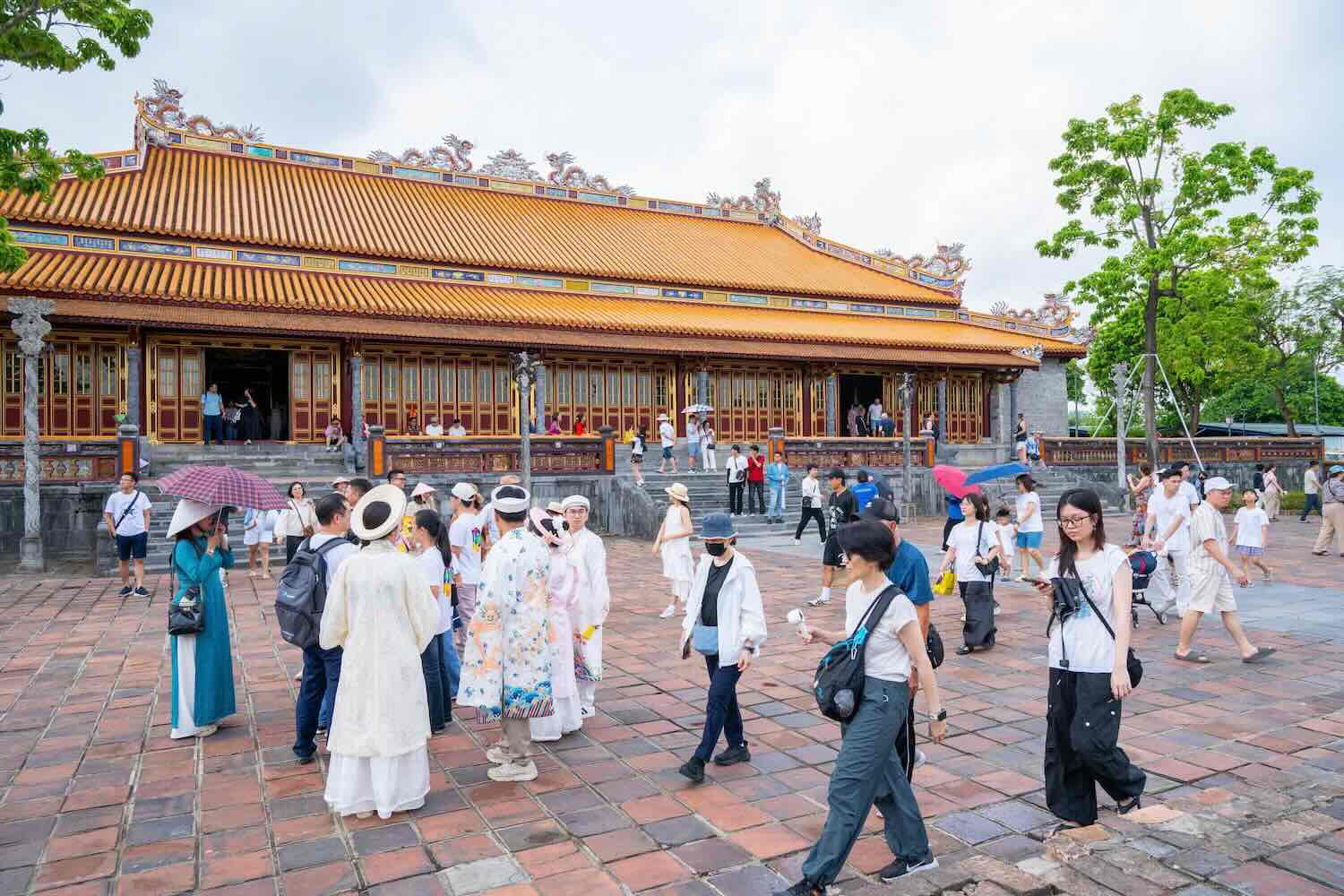 Tourists visit Hue Citadel. Photo: Xuan Dat.