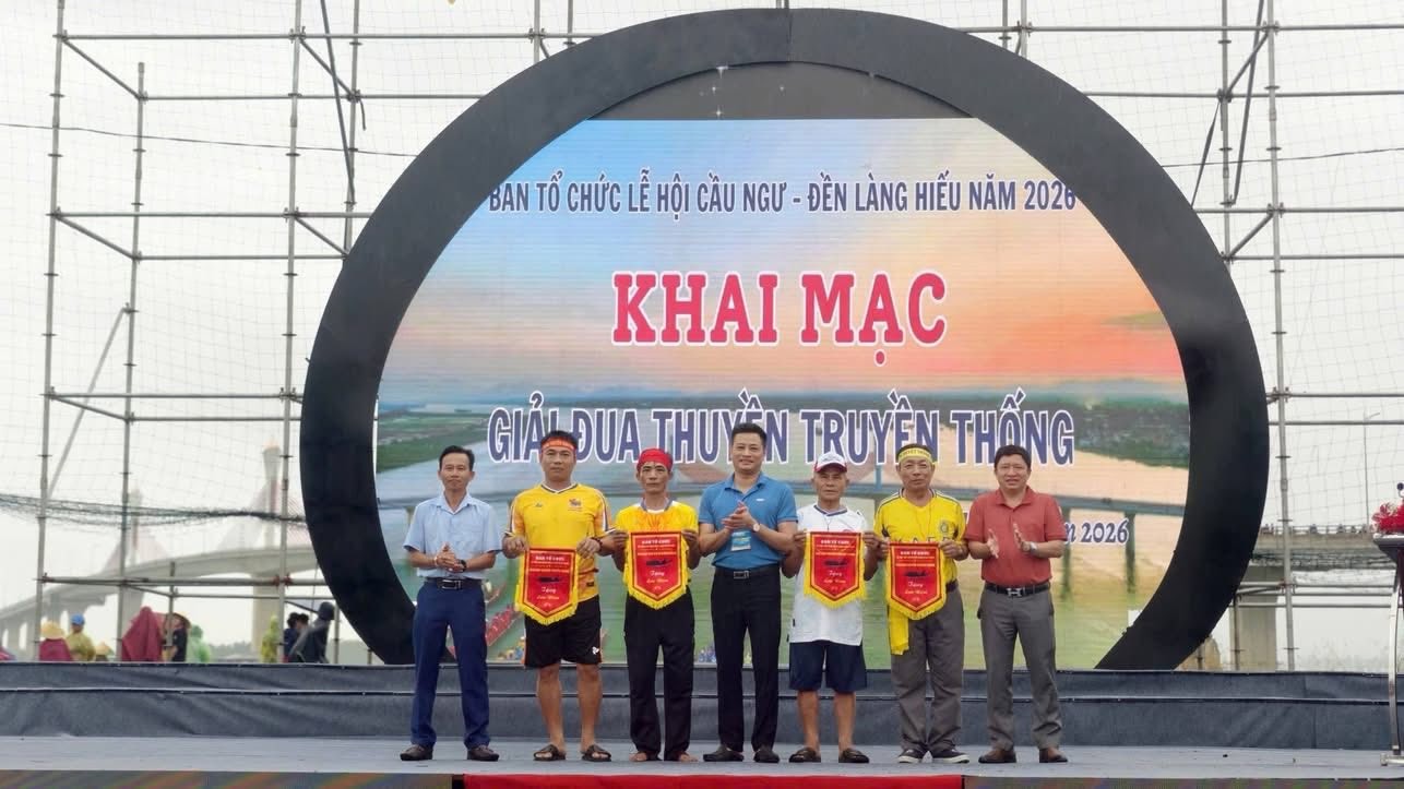 Trao giải cho các đội đạt thành tích tại giải đua thuyền truyền thống trong khuôn khổ lễ hội cầu ngư đền Làng Hiếu năm 2026. Ảnh: Mai Ngân