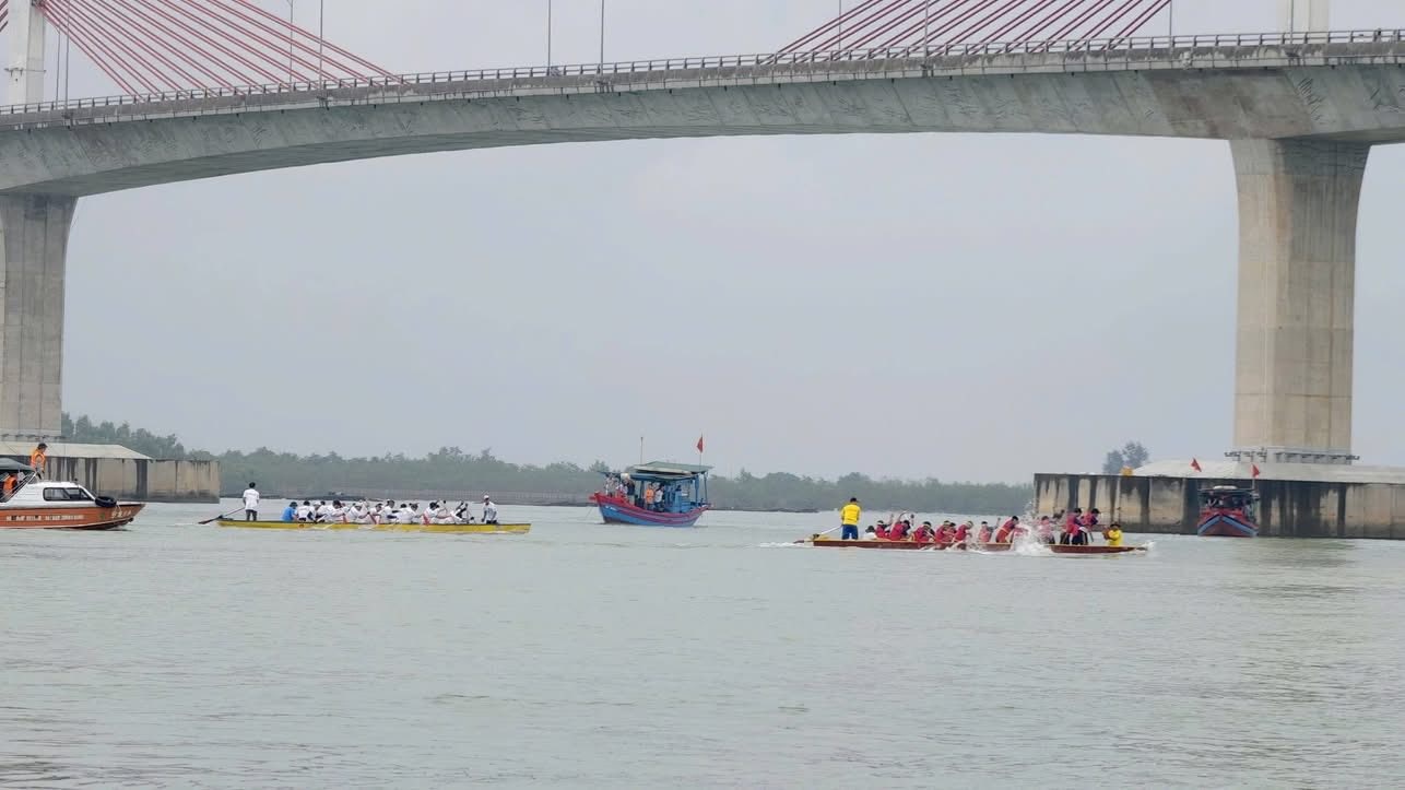The traditional boat race takes place sôi nổi on the river in Cua Lo, attracting a large number of people and tourists cheering. Photo: Mai Ngan