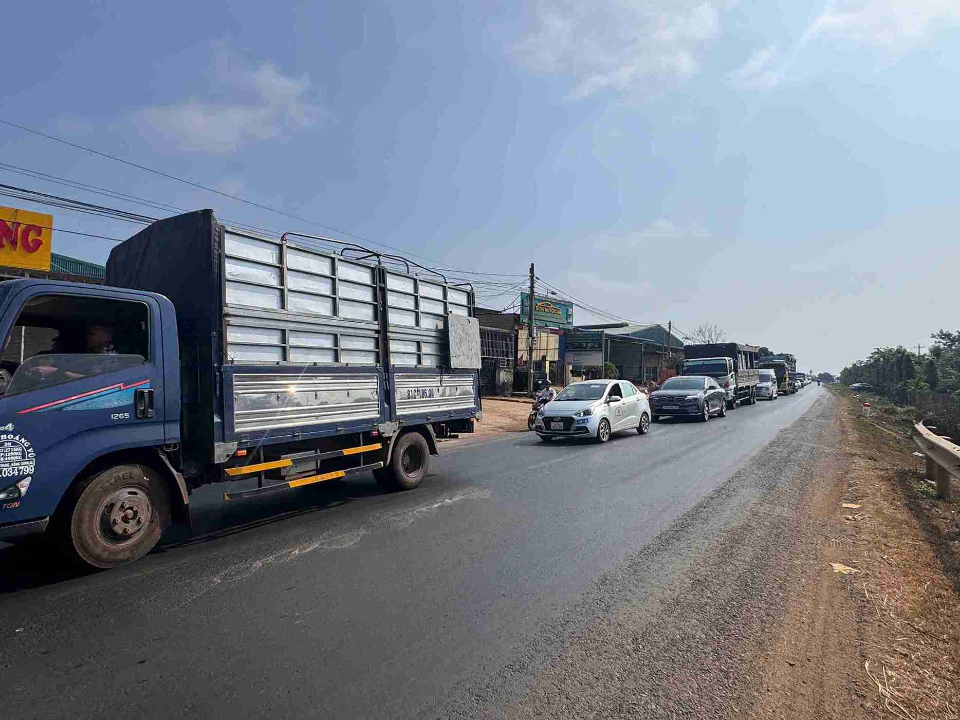 Many cars are stuck for many hours on National Highway 26 (Dak Lak province). Photo: Bao Trung