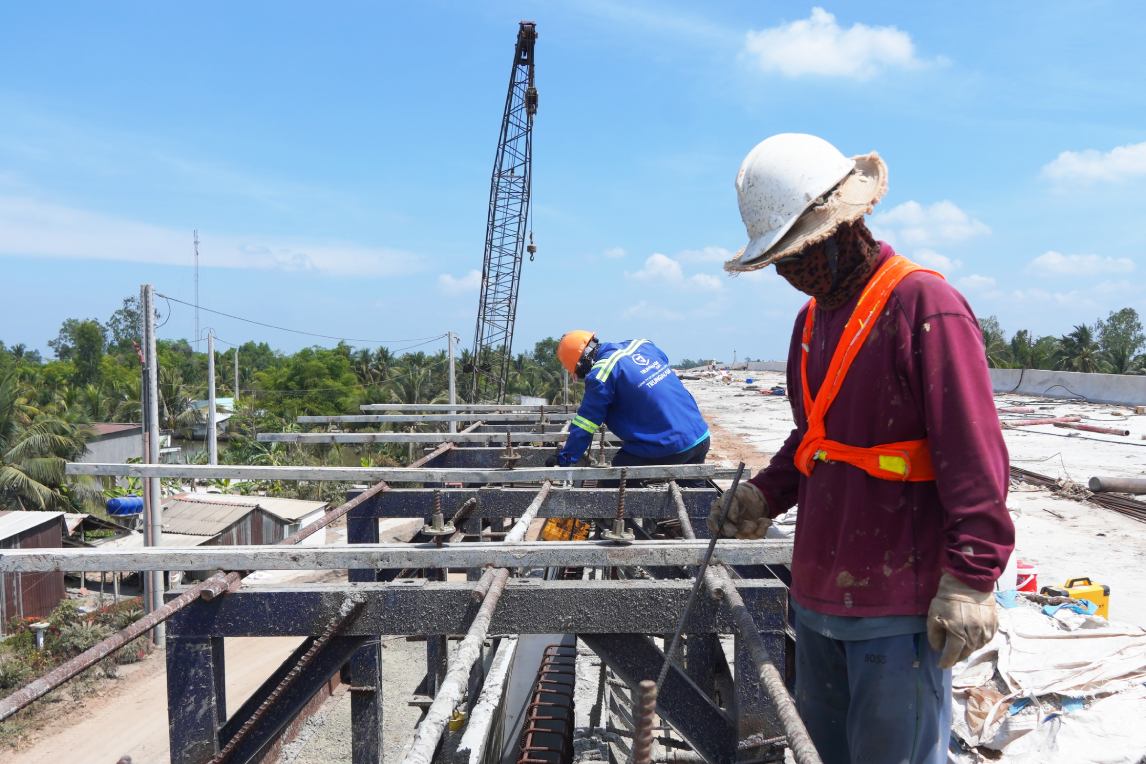 Công nhân thi công tại gói thầu xây lắp số 2 thuộc dự án thành phần 3. Ảnh: Tạ Quang