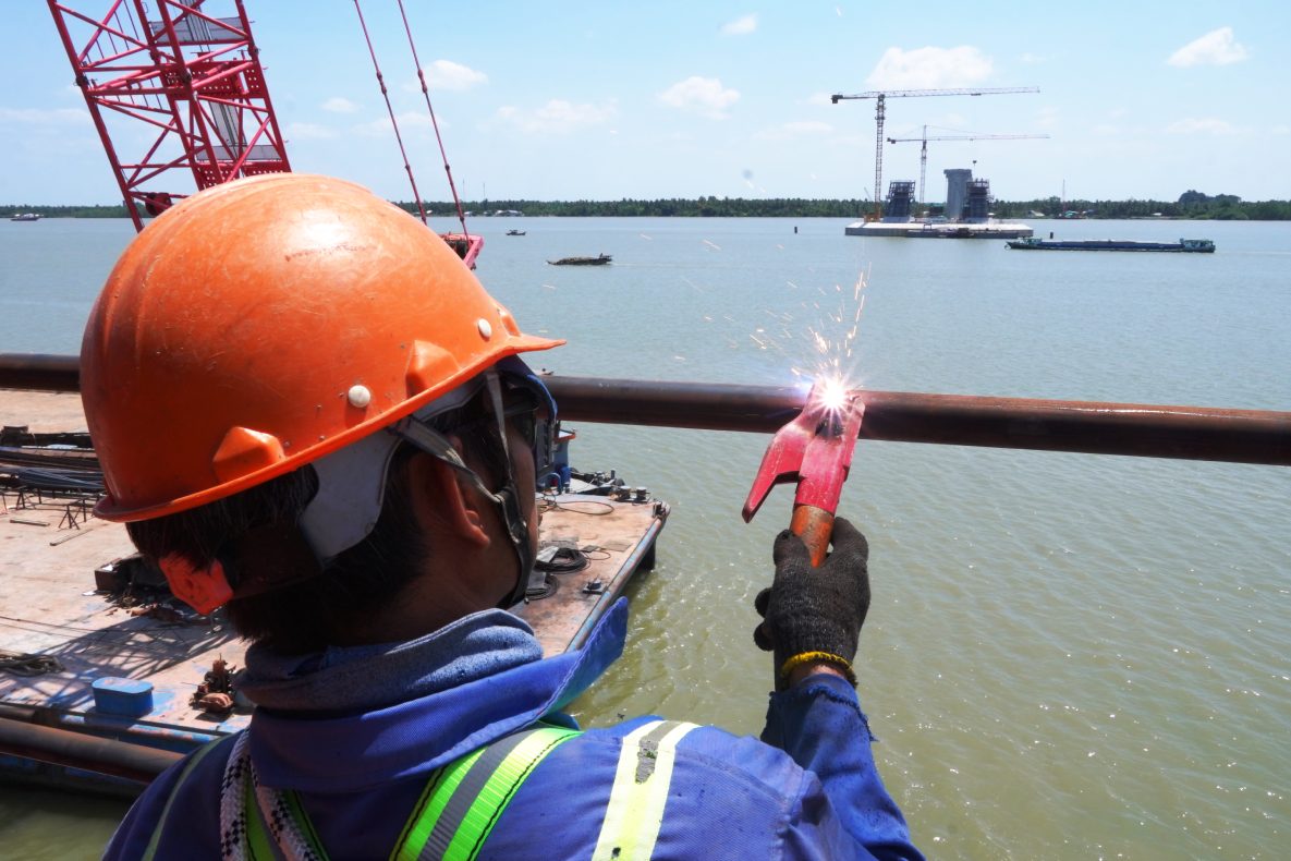 Công nhân thi công cầu Đại Ngãi 1. Ảnh: Tạ Quang