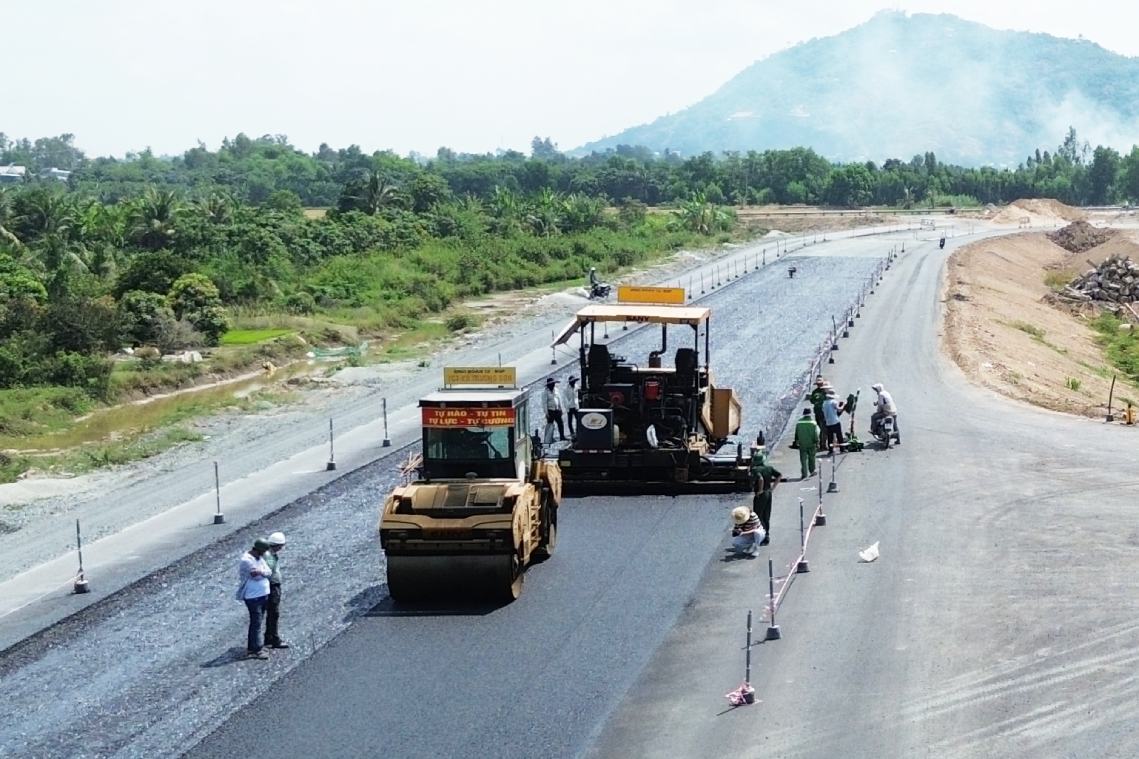 April 30th on two large construction sites worth more than 48 trillion VND in the Mekong Delta