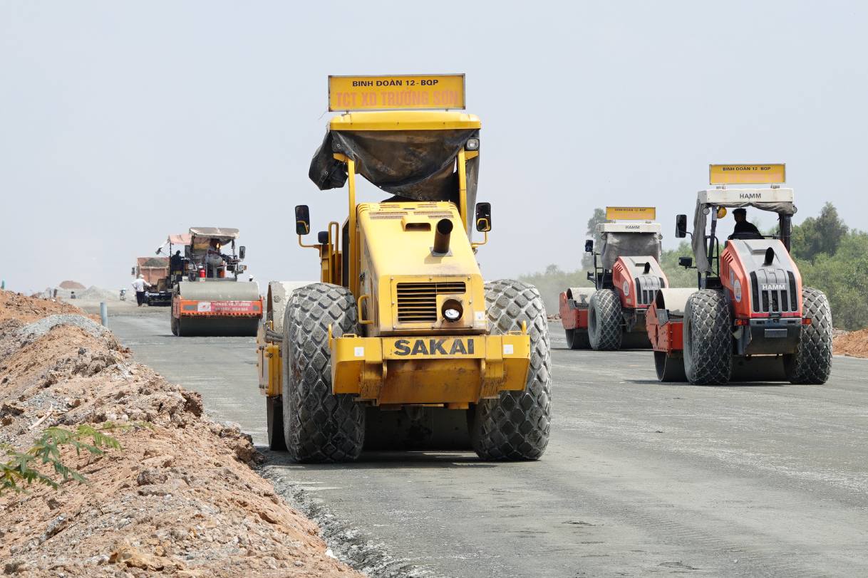 Công nhân thi công nhiều vị trí trên cao tốc. Ảnh: Tạ Quang