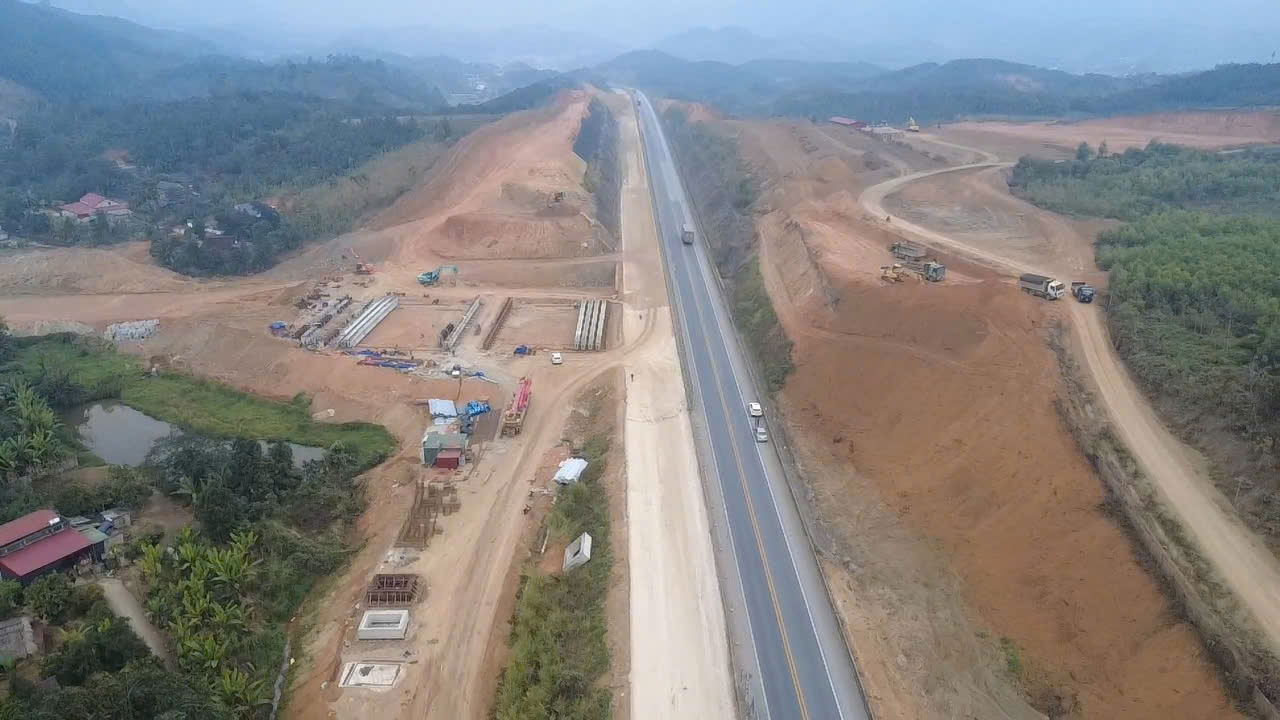 Dự án mở rộng cao tốc Nội Bài - Lào Cai đang đẩy mạnh thi công để về đích cuối năm 2026. Ảnh: Bảo Nguyên 