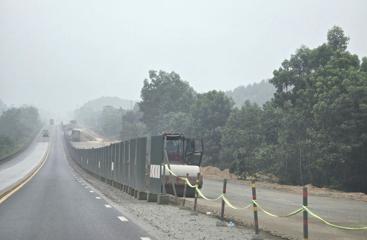 Noi Bai - Lao Cai expressway construction site and traffic safety pressure. Photo: Bao Nguyen