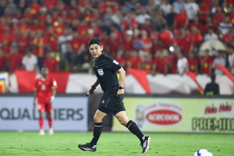 Referee Chae Sang-hyeop performs duties in the match between The Cong Viettel and Ninh Binh in round 21 of the V.League. Photo: VPF