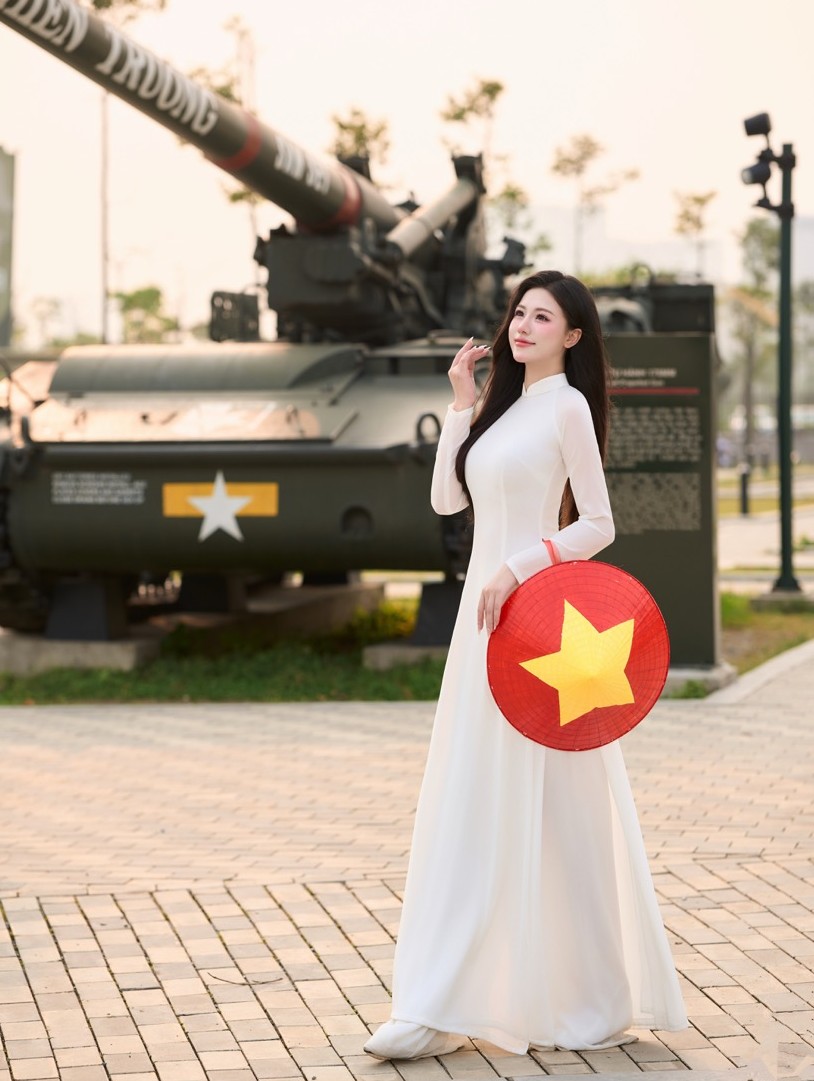 Tại khu vực ngoài trời, cô tiếp tục ghi lại những khoảnh khắc bên các khí tài quân sự qua nhiều thời kỳ. 