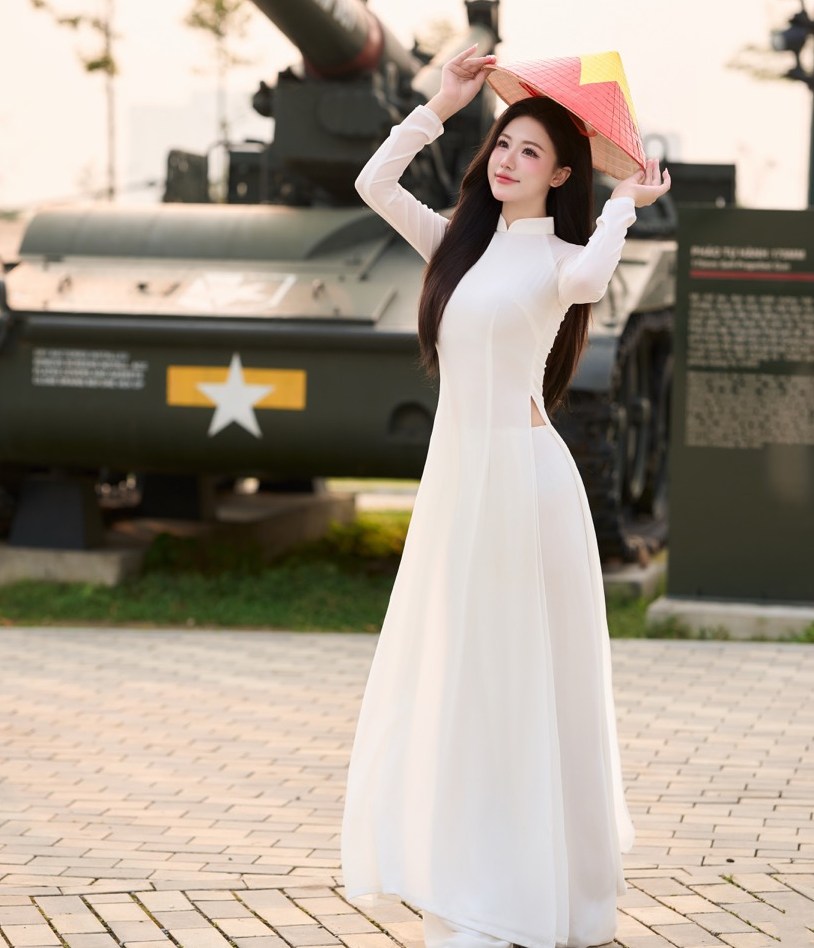 Người đẹp cũng nhấn mạnh trách nhiệm của thế hệ trẻ trong việc gìn giữ và phát huy những giá trị truyền thống, từ việc trân trọng văn hóa đến sống có trách nhiệm trong đời sống hiện đại.