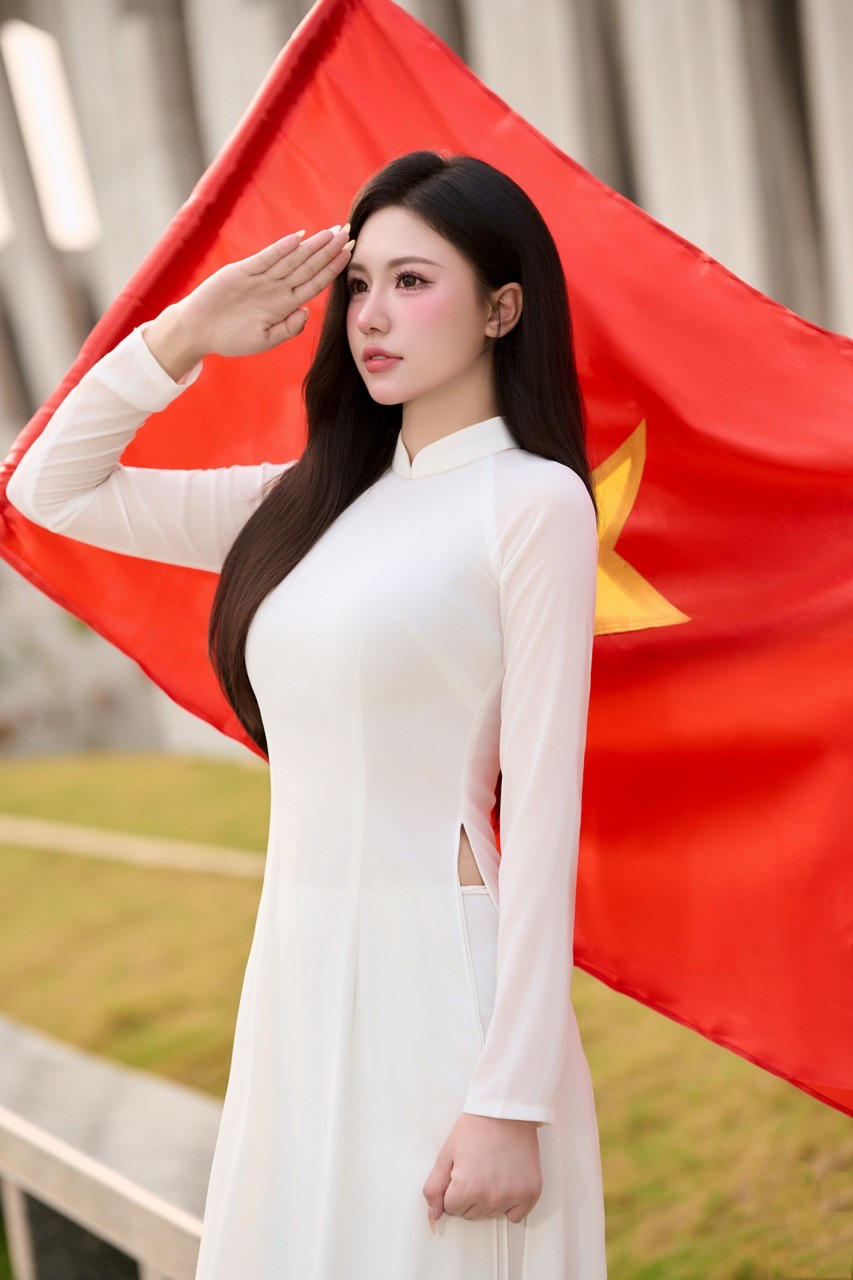 Hình ảnh tà áo dài trắng nổi bật giữa nền cờ đỏ sao vàng và các dấu tích chiến tranh tạo nên điểm nhấn thị giác mạnh mẽ, đồng thời truyền tải thông điệp tri ân sâu sắc tới các thế hệ đi trước.  