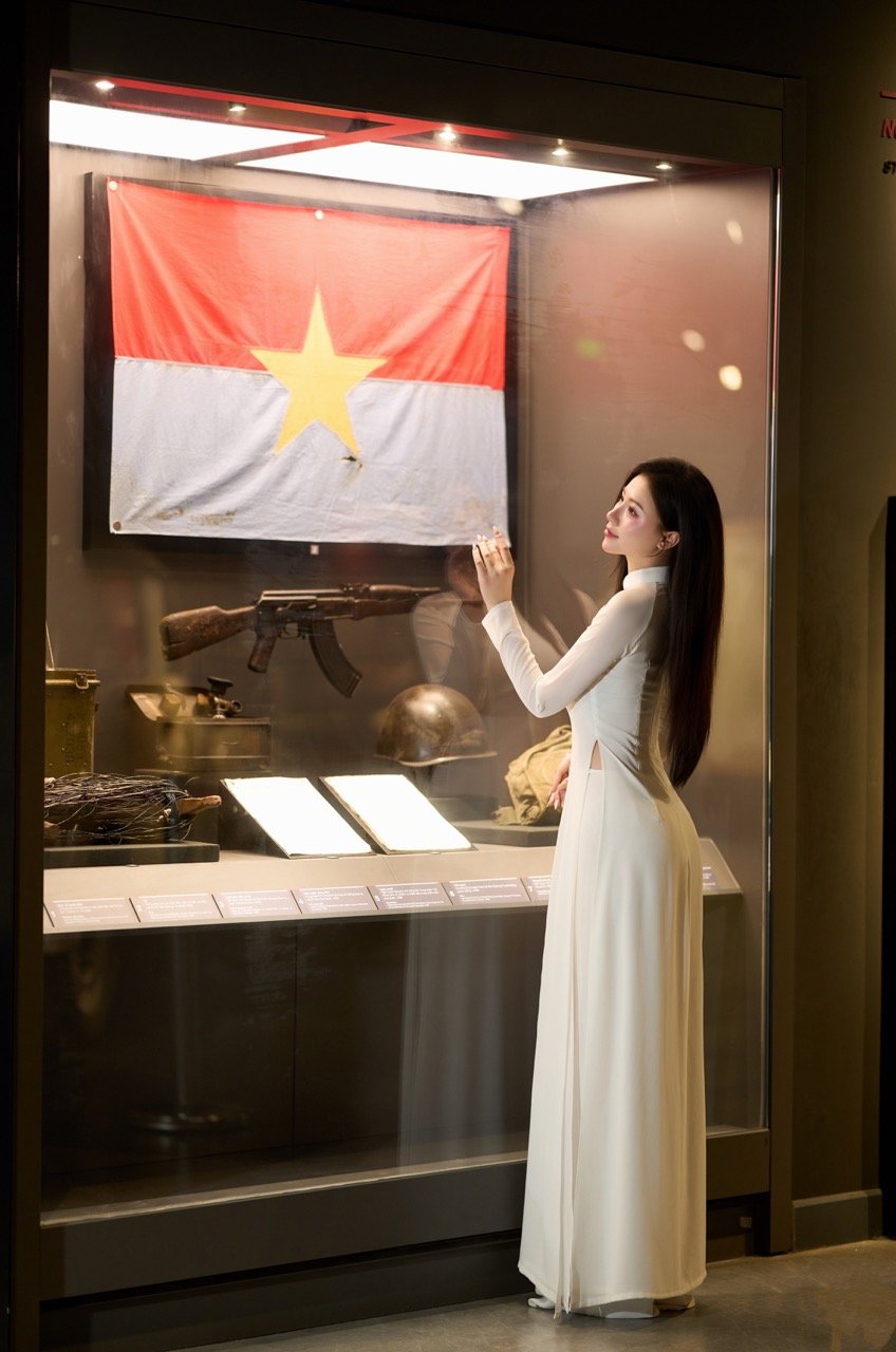 Sinh năm 2005 tại Ninh Bình, Phương Anh từng là sinh viên Cao đẳng Thương mại và Du lịch Hà Nội trước khi theo đuổi nghệ thuật.
