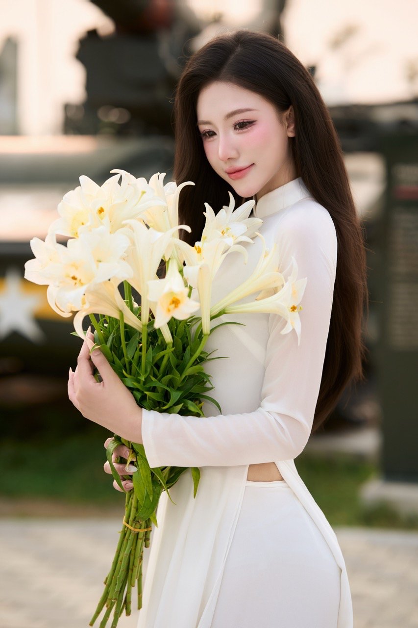 Chia sẻ về bộ ảnh, Phương Anh cho biết mỗi lần tìm hiểu về lịch sử dân tộc, cô đều cảm nhận rõ hơn sự hy sinh to lớn của cha ông để đổi lấy hòa bình hôm nay. 