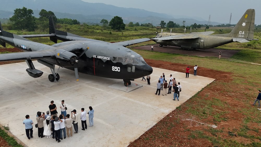 米軍機がターコン空港に「上陸」し、観光客が直接見に来る。写真:グエン・ルアン