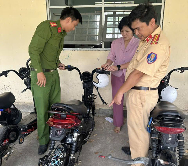 Cơ quan chức năng kiểm tra xe điện có dấu hiệu độ chế của học sinh. Ảnh: Công an 