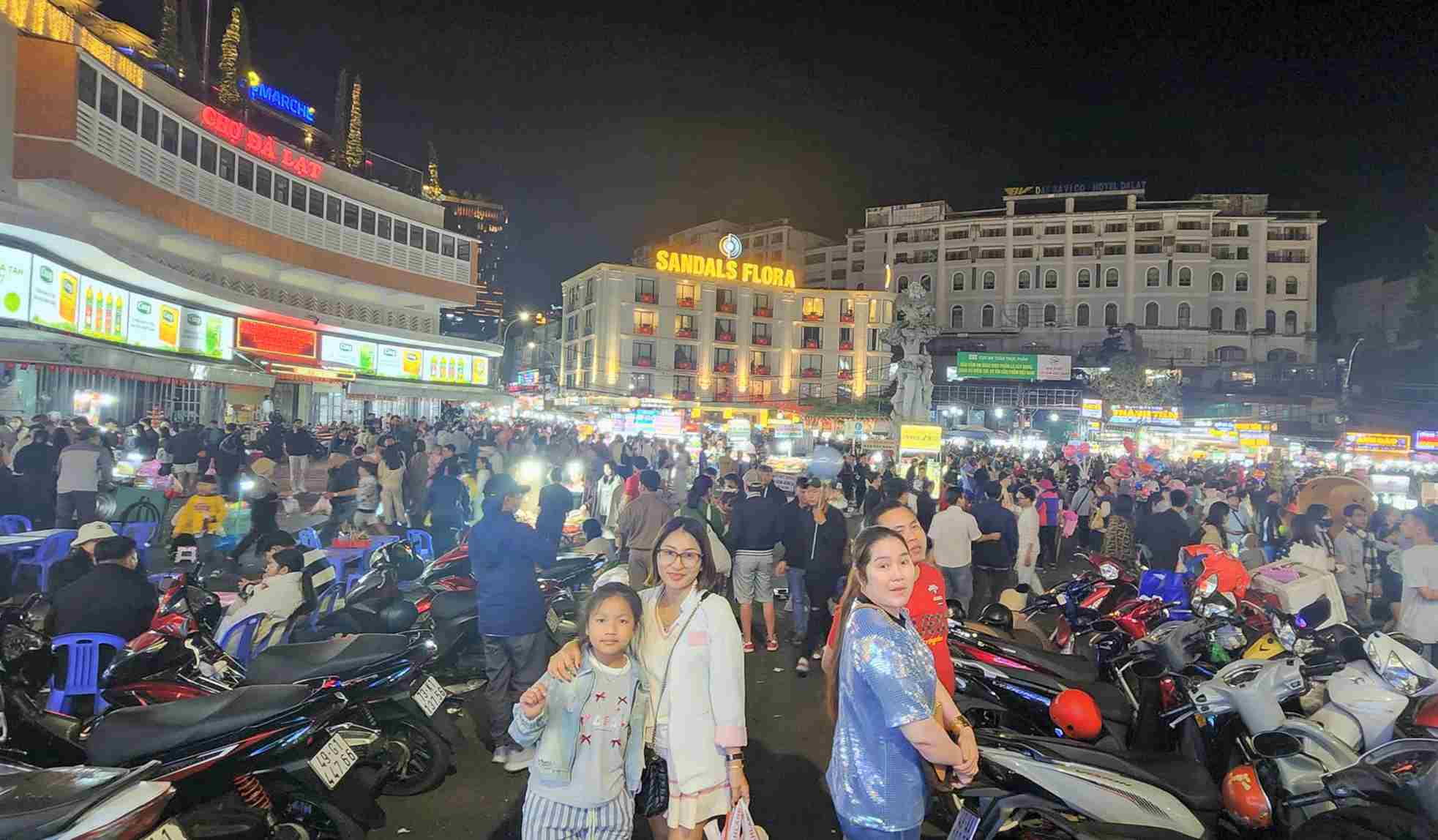 Da Lat night market is bustling with tourists and locals coming to have fun on the evening of the 30th. 4. Photo: Phuc Khanh