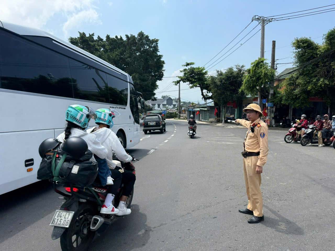 Lực lượng cảnh sát giao thông Công an Lâm Đồng điều tiết, phân luồng bảo đảm an toàn giao thông trên Quốc lộ 20. Ảnh: Phúc Khánh 