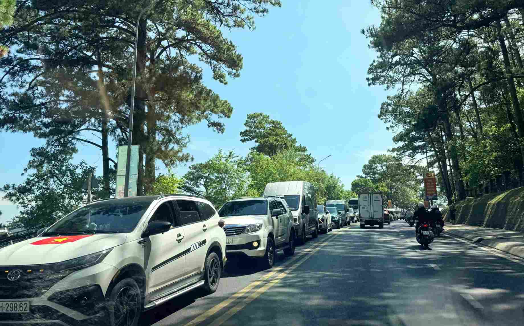 Phương tiện lưu thông đông đúc trên các tuyến đường ở Đà Lạt vào sáng 1.5. Ảnh: Phúc Khánh 