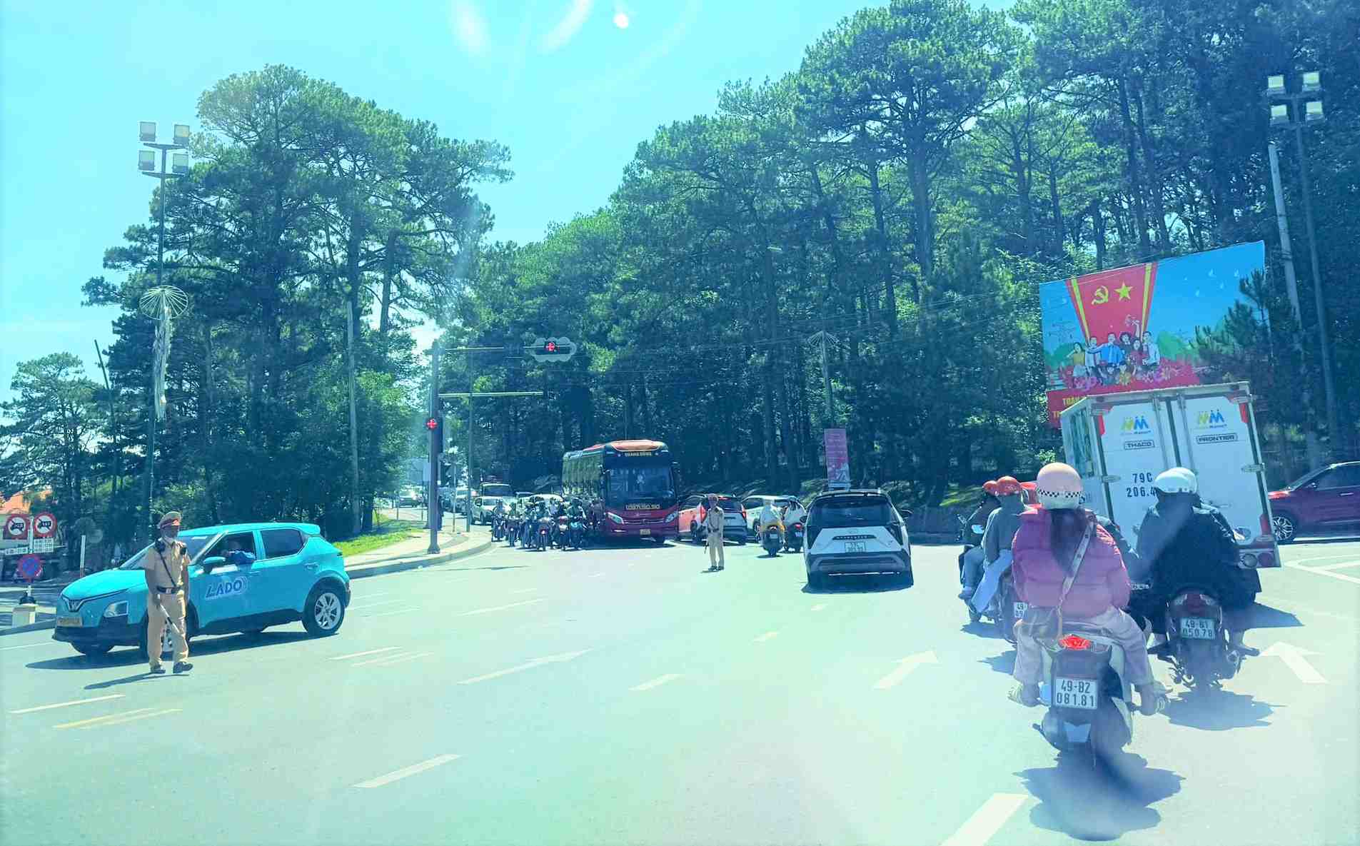 Cảnh sát giao thông bám đường điều tiết, phần luồng bảo đảm an toàn giao thông tại Đà Lạt. Ảnh: Phúc Khánh 
