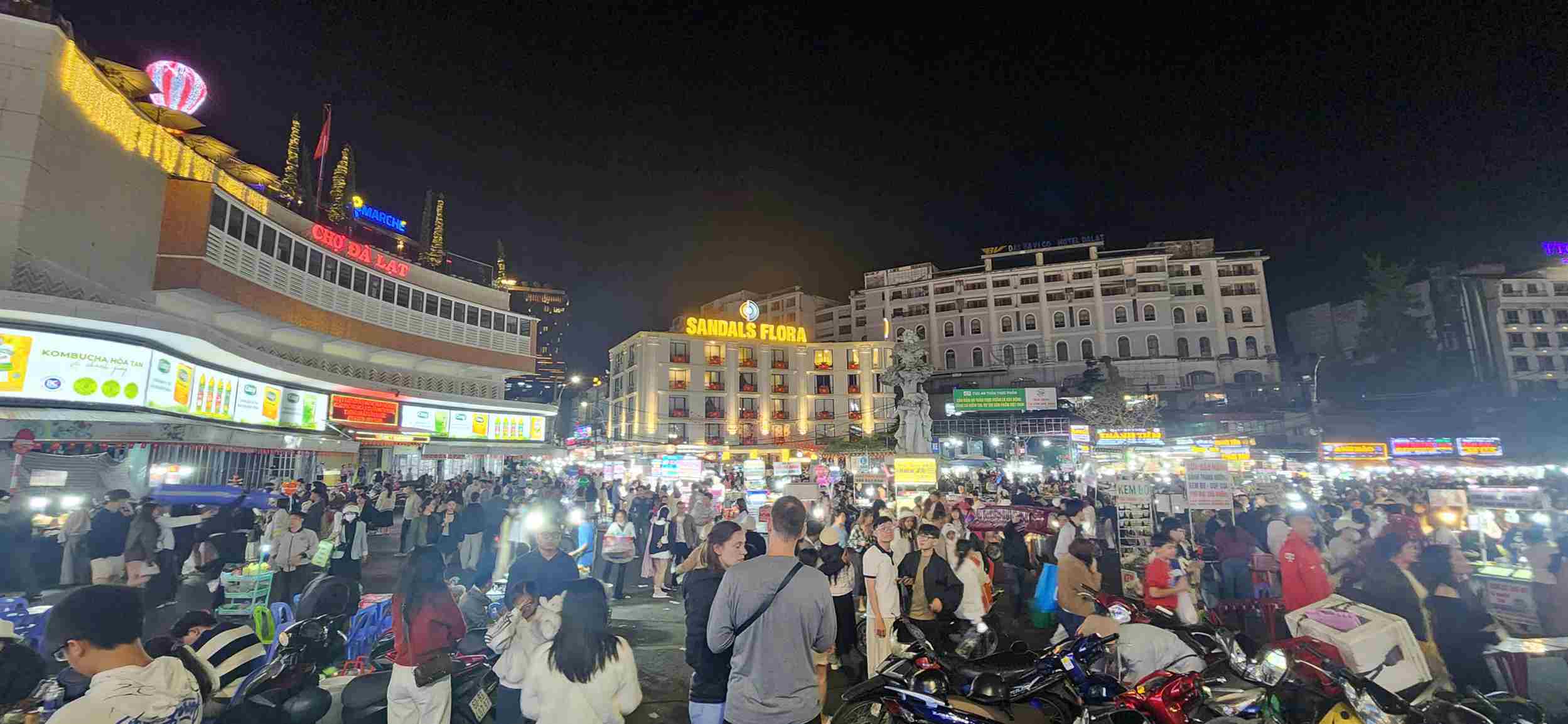 Không khi đông đúc, tấp nập tại chợ đêm Đà Lạt vào tối 30.4. Ảnh: Phúc Khánh 
