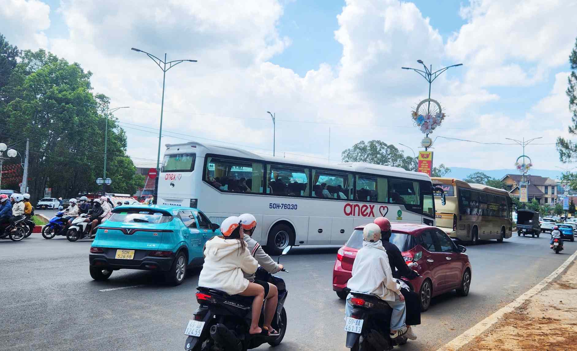 Giao thông ngay đỉnh đèo Prenn - cửa ngõ vào Đà Lạt ngày càng đông đúc phương tiện. Ảnh: Phúc Khánh 