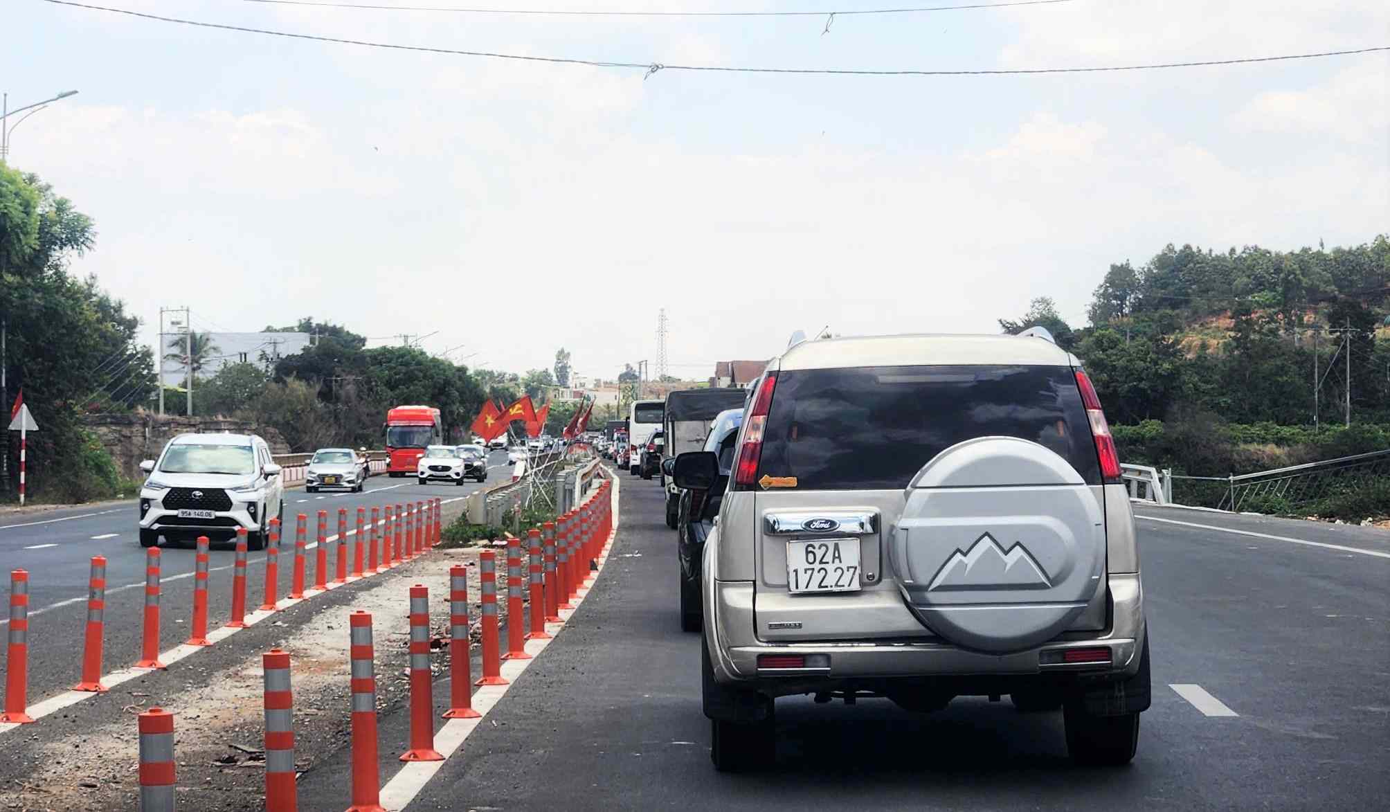 Giao thông ùn ứ trên Quốc lộ 20 đoạn qua cầu Đại Ninh (xã Đức Trọng) vào chiều 30.4. Ảnh: Phúc Khánh 