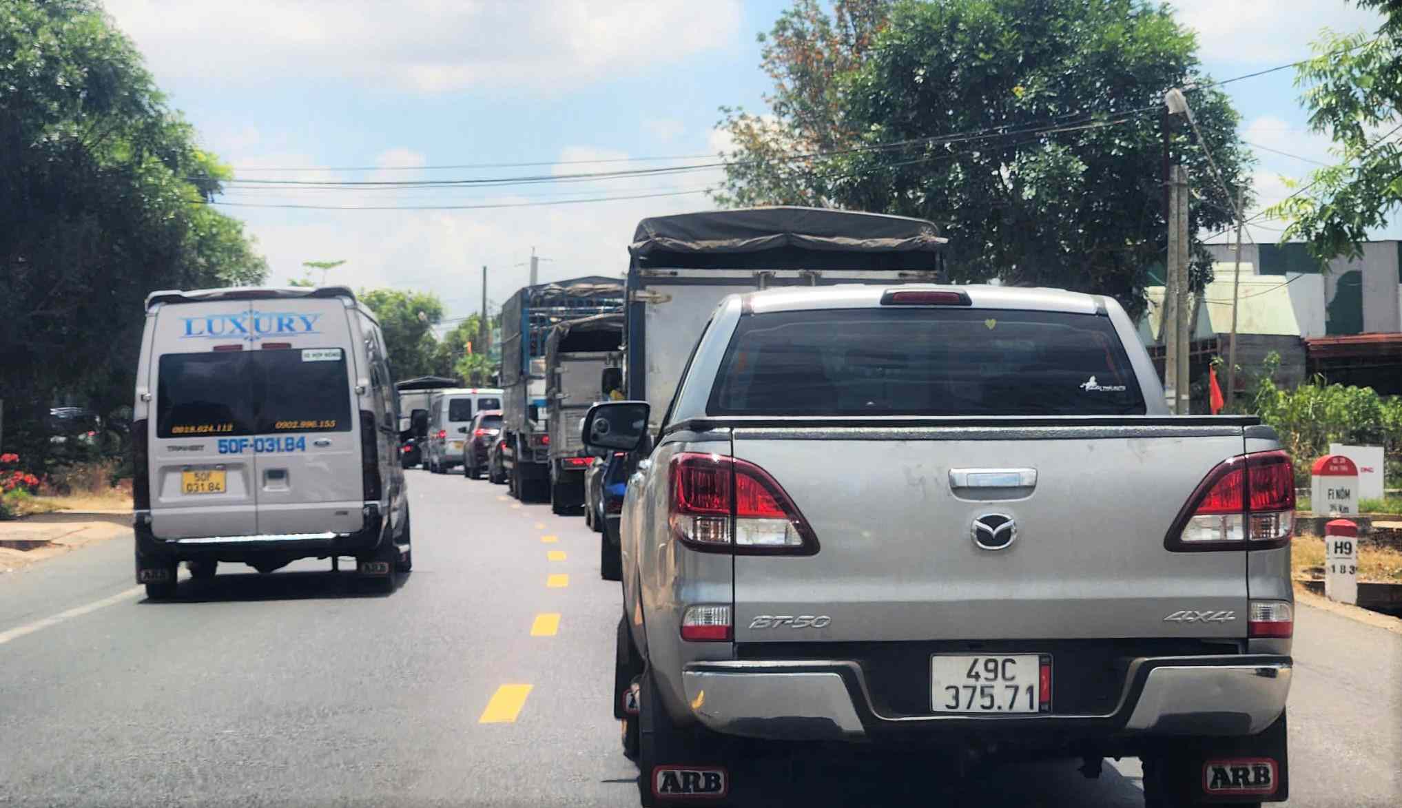 Phương tiện nói đuôi nhau trên Quốc lộ 20 theo hướng TP Hồ Chí Minh đi Đà Lạt, đoạn qua xã Gia Hiệp 