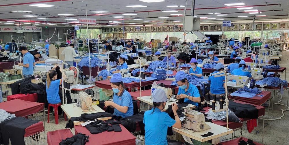 Businesses in Da Nang pay the 14th month salary to workers. Photo: Nam Phuoc Trade Union