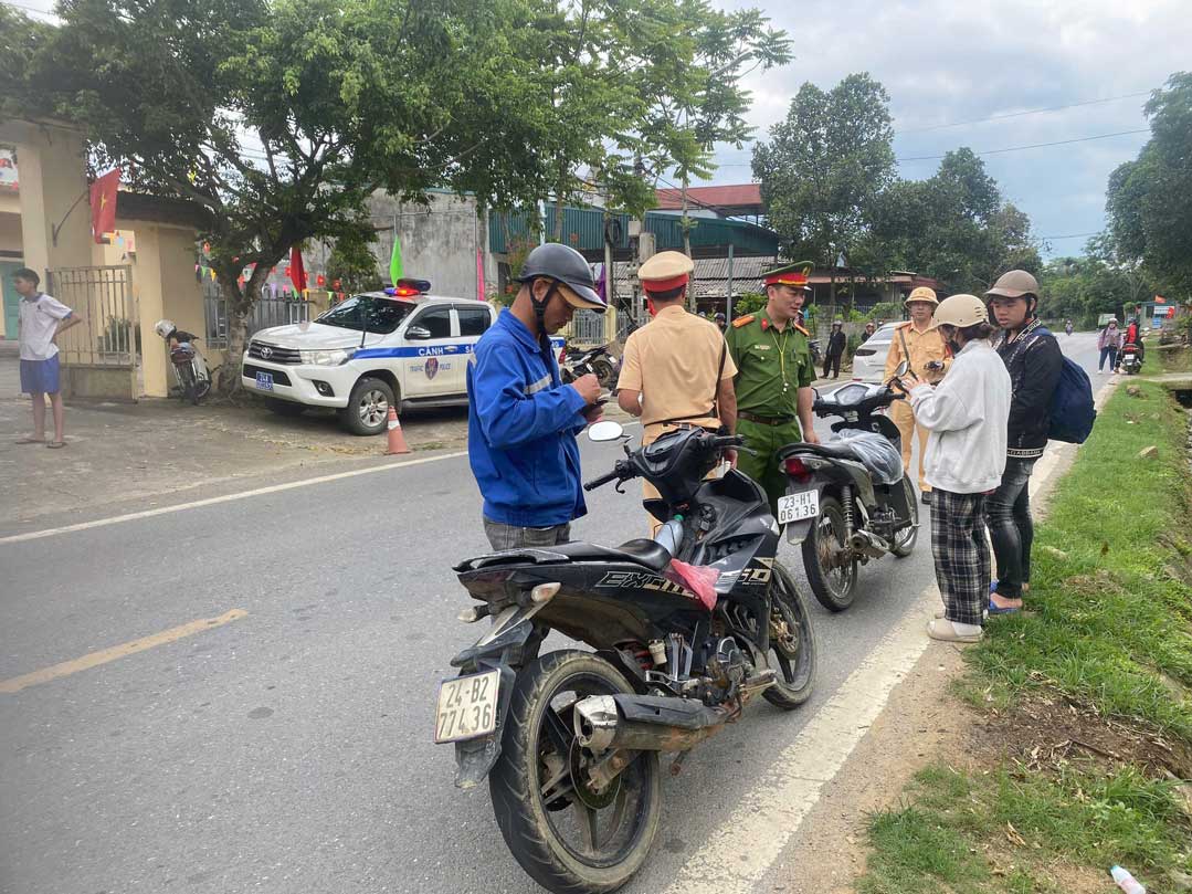 Lực lượng chức năng Lào Cai kiểm tra nồng độ cồn người điều khiển phương tiện trên tuyến đường địa bàn xã Xuân Quang. Ảnh: Công an xã Xuân Quang