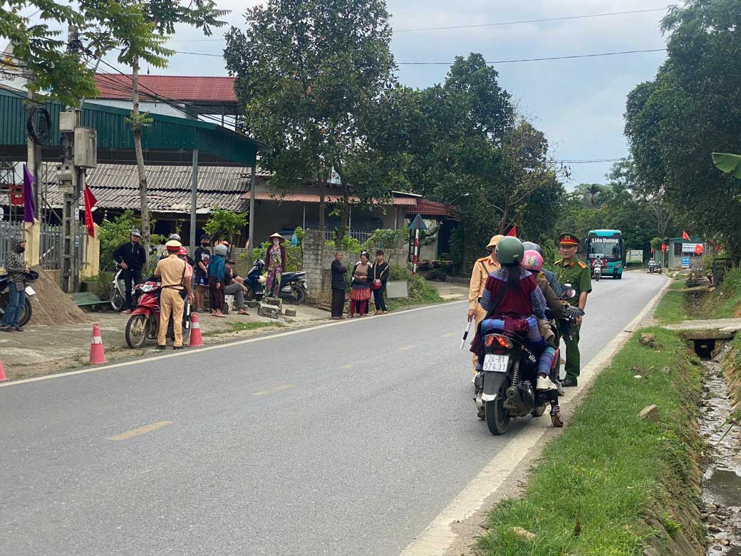 Tổ công tác lập chốt, tăng cường tuần tra, kiểm soát giao thông trong dịp nghỉ lễ 30.4. Ảnh: Công an Lào Cai