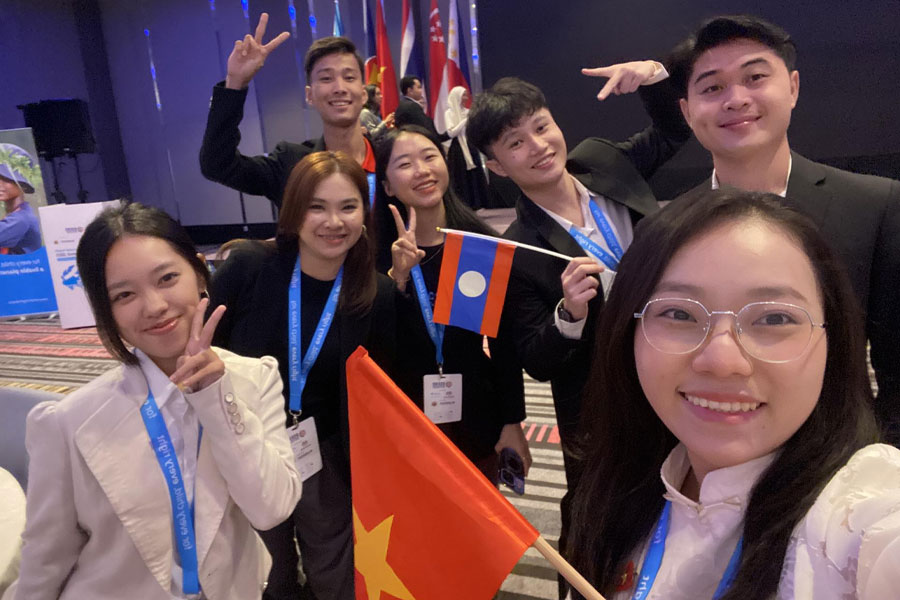 Hình ảnh bạn Lầu Nguyễn Hương Giang cùng bạn bè quốc tế tại Hội nghị Thượng đỉnh về khí hậu dành cho trẻ em và thanh thiếu niên ASEAN 2025. Ảnh: NVCC