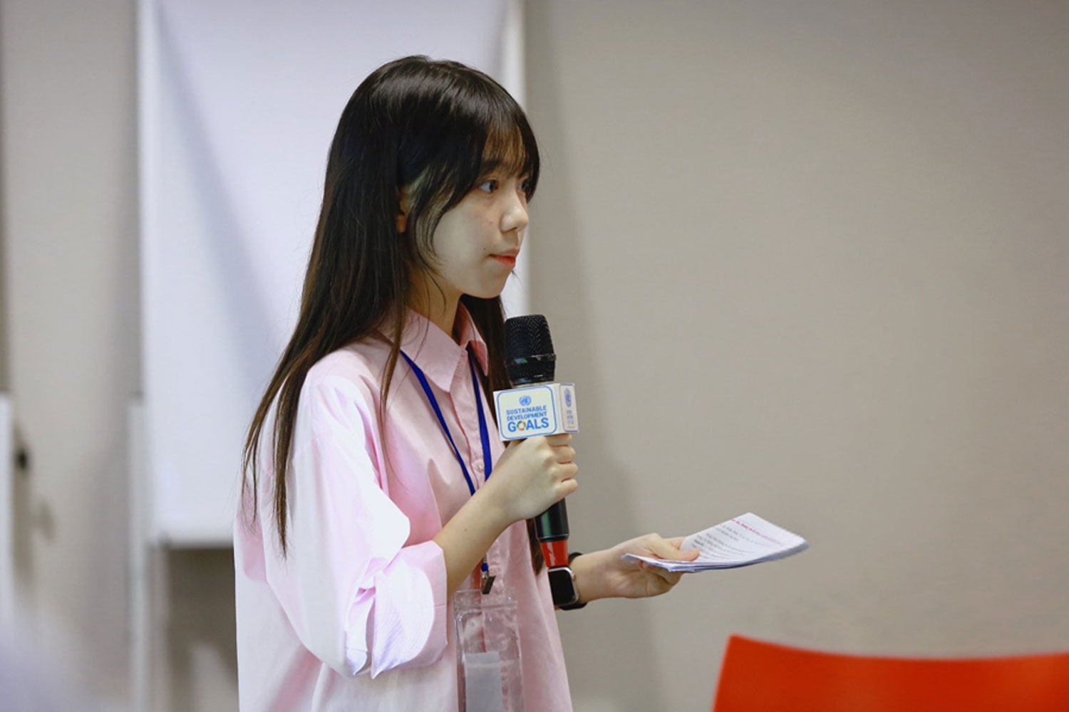 Bạn Đỗ Minh Ngọc chia sẻ những góc nhìn của thế hệ trẻ về tương lai phát triển xanh, bền vững. Ảnh: NVCC