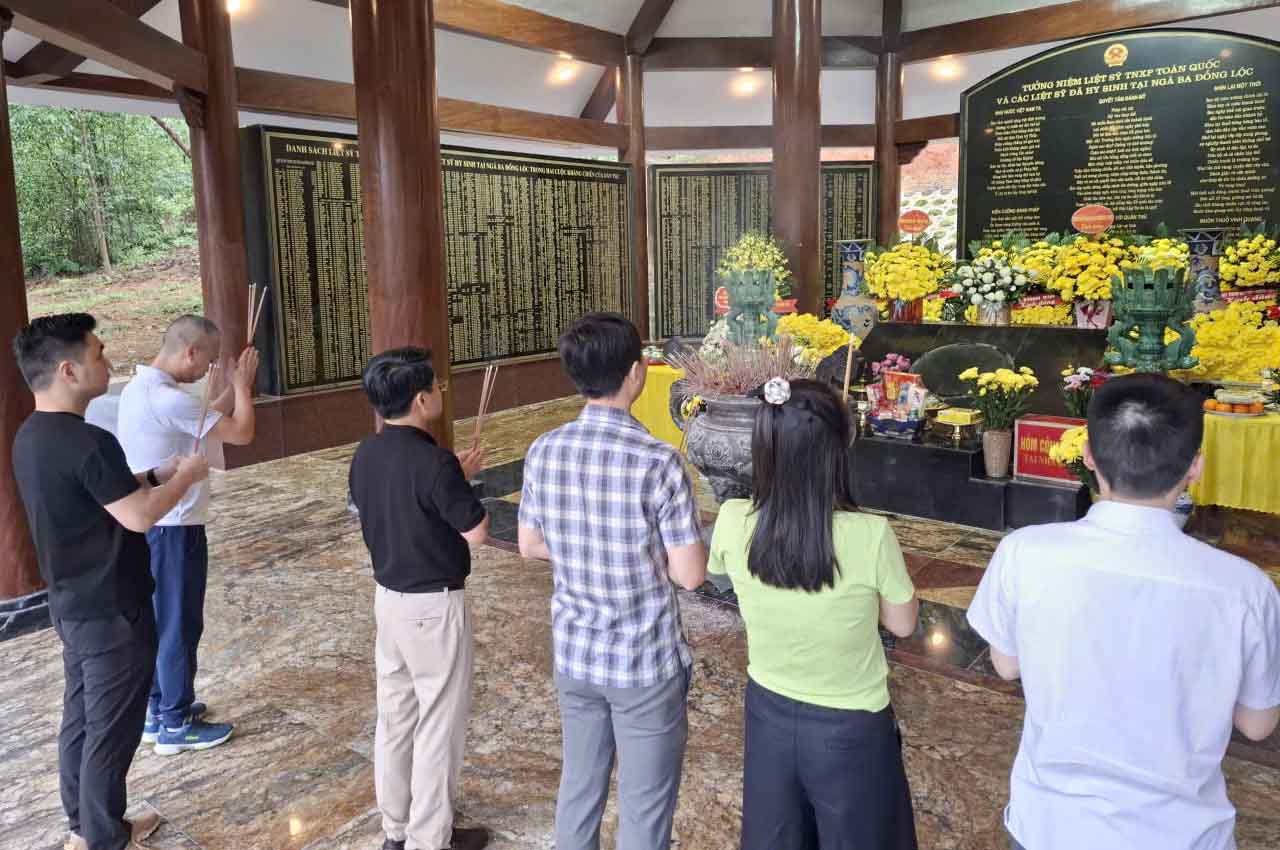 Dâng hương tại Nhà bia tưởng niệm liệt sĩ thanh niên xung phòng toàn quốc. Ảnh: Trần Tuấn