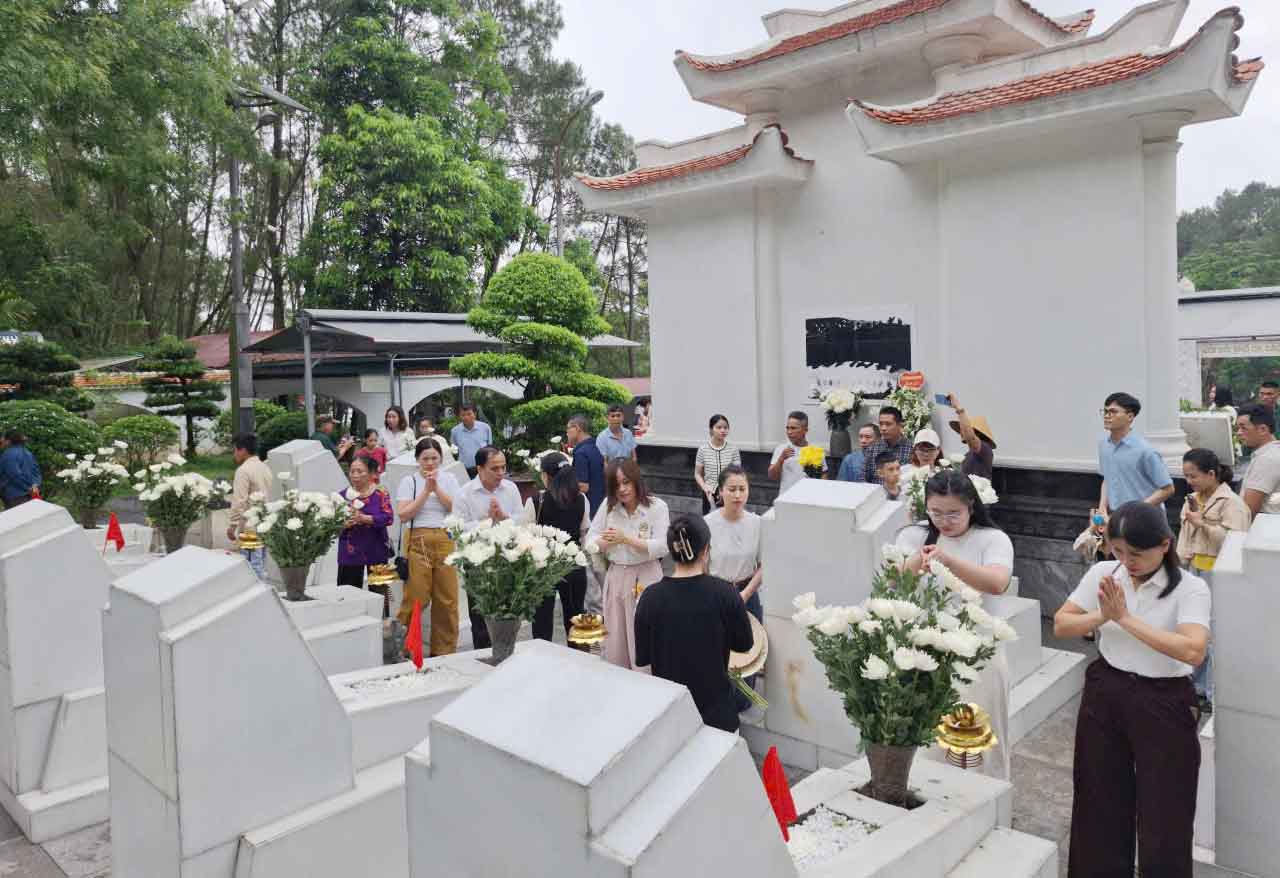 On April 30, thousands of people came to visit and offer incense at the Dong Loc T-junction Relic Site. Photo: Tran Tuan