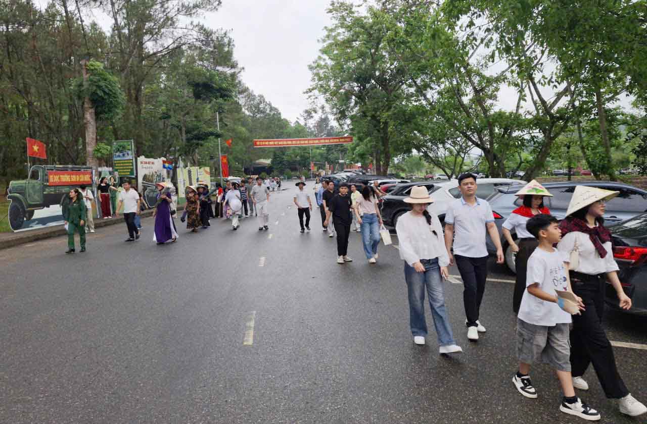 Rất đông người dân đến di tích Ngã ba Đồng Lộc. Ảnh: Trần Tuấn