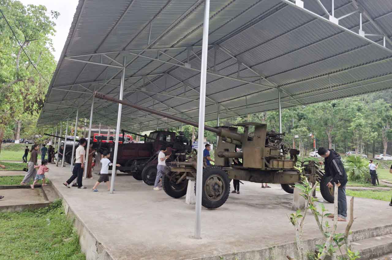 Tham quan hiện vật chiến tranh. Ảnh: Trần Tuấn