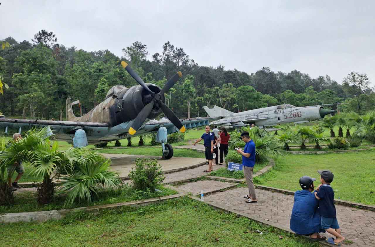 Máy bay là hiện vật chiến tranh. Ảnh: Trần Tuấn