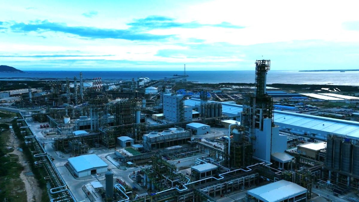 A corner of the Long Son petrochemical complex worth more than 5 billion USD, fully operated by Vietnamese workers. Photo: LSP