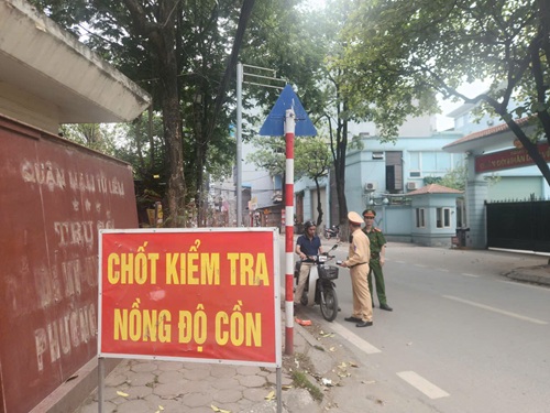 Cảnh sát Giao thông Công an Hà Nội siết chặt kiểm soát nồng độ cồn dịp nghỉ lễ 30.4-1.5. Ảnh: Minh Hạnh  
