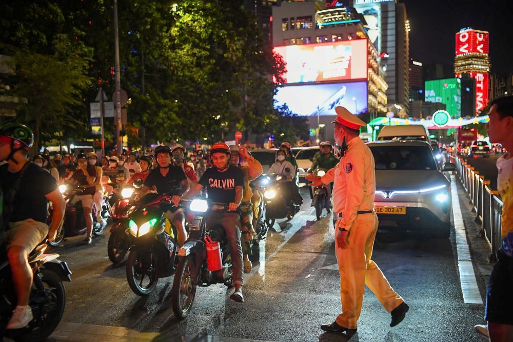 Lực lượng chức năng điều tiết giao thông. Ảnh: Thanh Chân