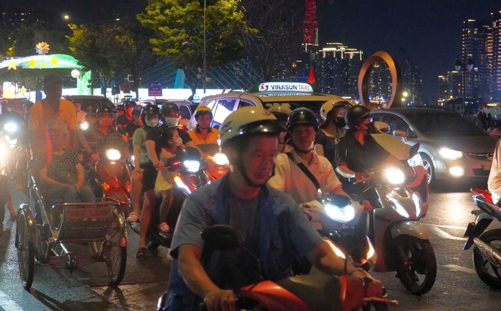 Dòng xe tại các tuyến đường về trung tâm tăng cao. Ảnh: Thái Bảo