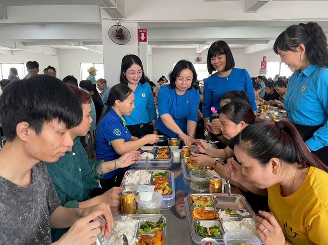 La Sra. Thai Thu Xuong - Vicepresidenta Permanente de la Confederación General del Trabajo de Vietnam asiste al programa "Comida Sindical" con trabajadores y miembros del sindicato en la ciudad de Ho Chi Minh. Foto: Dinh Trong