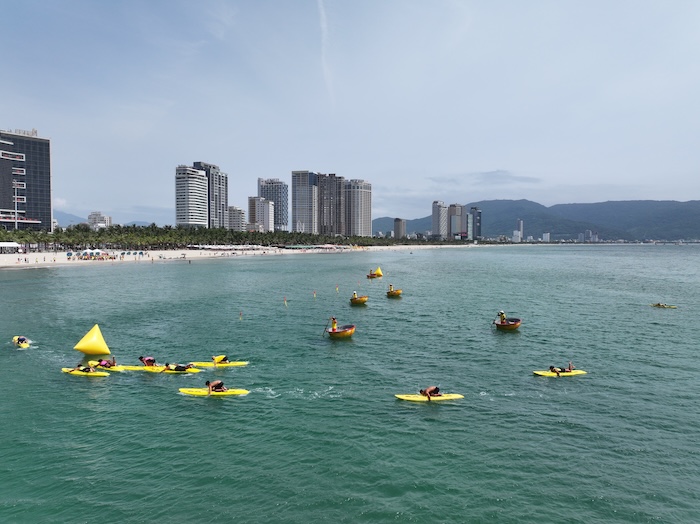 Des athlètes d'Australie apprennent à secourir Da Nang pour retenir les touristes nageant dans la zone de bouée. Photo: Nguyen Linh